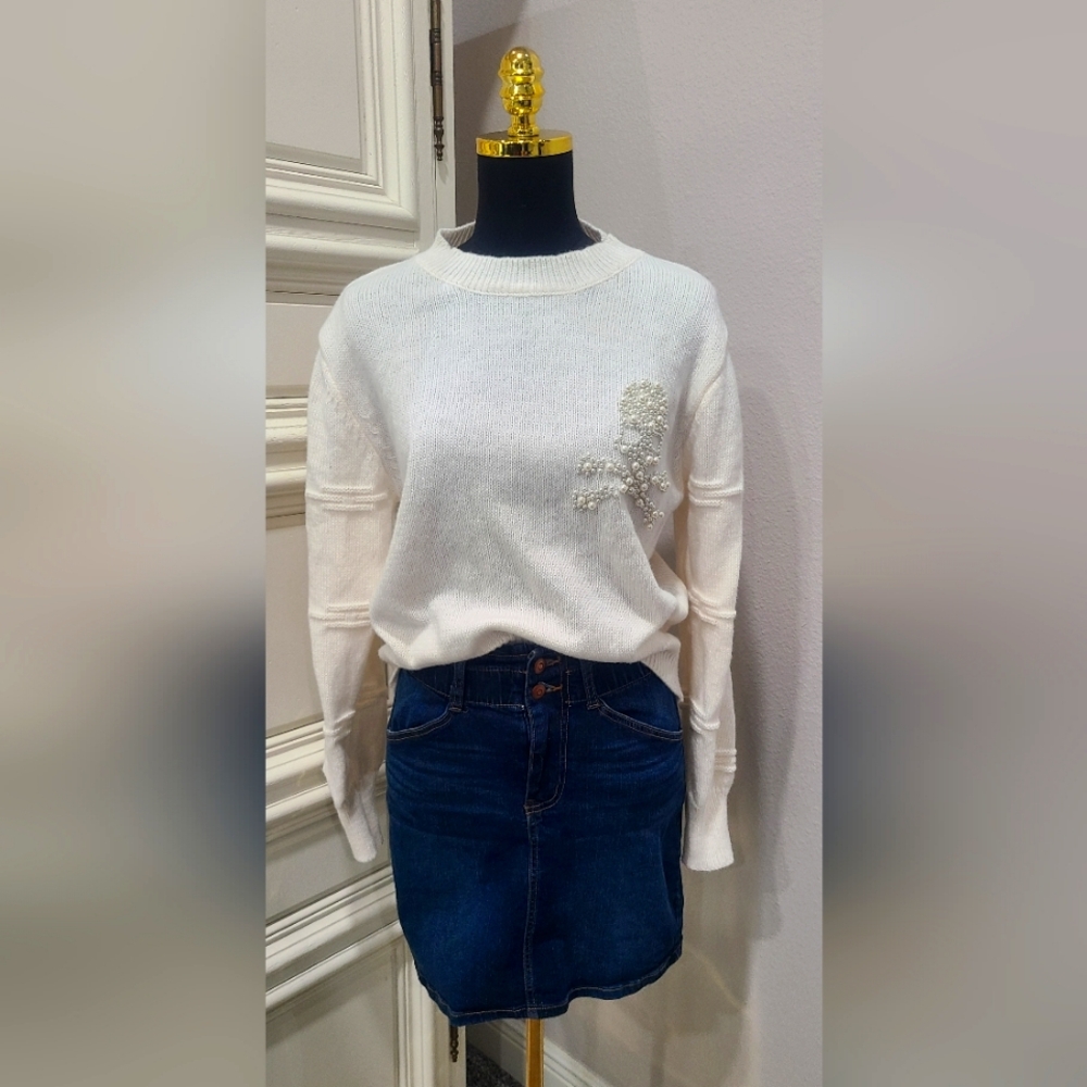 White Sweater Perl Design Skull